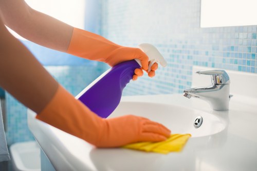 Local carpet cleaner in Fulham removing stains from carpet fibers