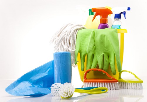 Local carpet cleaner in Fulham using specialist equipment on carpet fibres